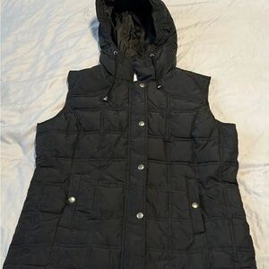 GAP XS VEST WITH HOOD. IT HAS A ZIPPER AND SNAP BUTTONS. IN GOOD USED CONDITION.